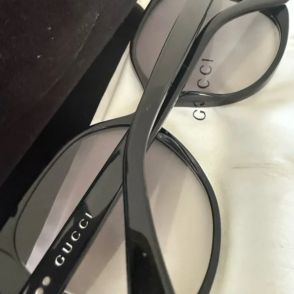 Beautiful Gucci Black Sunglasses! Authentic and classic! Excellent condition!! - Picture 10 of 10